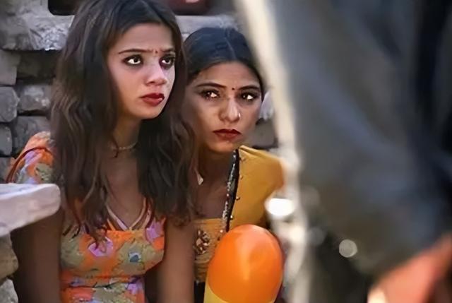 印度的低种姓人活得有多惨?男性掏粪,女性世代为妓受尽羞辱虐待