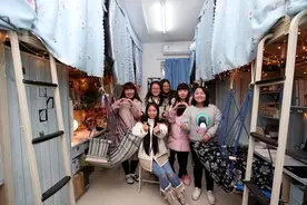 “吃宵夜不喊我”，女大学生眼巴巴看宿舍吃宵夜，抱怨自己被孤立图片