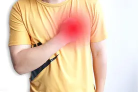 肋下抻着疼以为岔气，如还伴有这些症状，要当心肺或胸膜出了问题图片