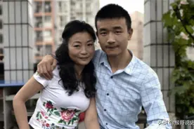 重庆23岁小伙痴恋46岁离异大妈，相识2月闪婚，5年过去恩爱如初图片