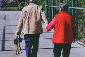 拆迁款交给女儿保管5年，如今想要回，女儿：放在我这里最安全图片