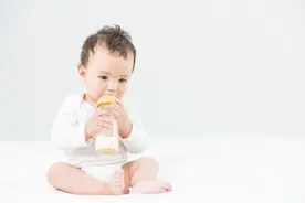 宝宝一岁后到底是多喝奶还是多吃饭？搞反了会影响孩子的智商图片