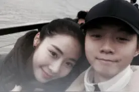 曝霍尊前女友遭警察带走，还被戴手铐，此前因情感纠纷被立案调查图片