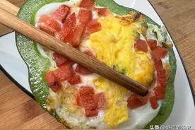 想吃煎鸡蛋不要直接下锅，加柿椒圈形，撒火腿肠和葱花，超好吃图片