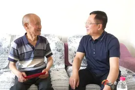 李炜“七一”建党节前夕看望慰问老党员图片