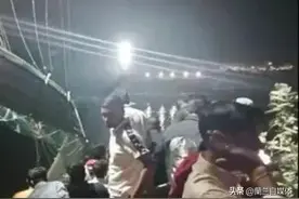 印度百年吊桥翻新后开放5天就坍塌了？图片