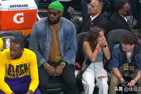 詹姆斯入场就坐，有谁注意到旁边女生的反应？太真实了，绿帽抢镜图片