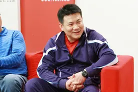 中国女排新任主帅蔡斌：欠家庭太多，谈及妻儿有泪水图片