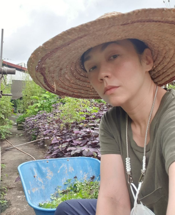 脸颊像鸡皮肤一样