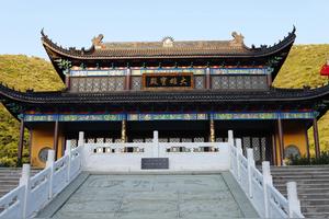 四角山中的龙隐寺图