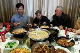 酒桌敬酒学问大，可别只当“哑巴”，请记牢这3句“万能”敬酒词图片