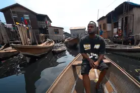 世界最大水上贫民窟！排泄在水里，没饮用水没电、孩子饿得皮包骨图片