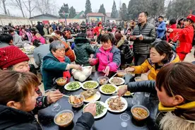 曾经热闹的农村宴席越来越冷清，原因太现实了，回不去的农村？图片