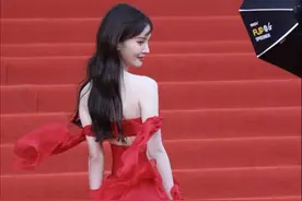 这一夜，女星各不相让！3次换装，2个人抬裙子，摔一跤双膝跪地图片