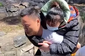 山东女孩为爱“翻墙私奔”，不幸摔成瘫痪，小伙不离不弃照顾14年图片