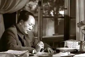 毛主席《临江仙·滚滚长江东逝水》，行草书内敛含蓄，一改常态图片