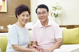 为什么奉劝老人不要再婚？65岁老人哭诉：再婚后有苦说不出，后悔图片