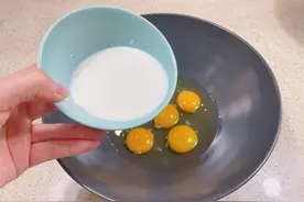 鸡蛋不用分离，加牛奶倒入电饭煲，比烤箱烤得更好吃，松软可口图片