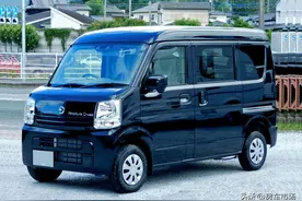 日产NV100小型露营房车，排量仅0.66L经济省油，座椅拼床能睡2人图片