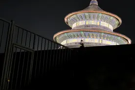 翻上五米高护栏、多人扎堆草坪？“夜游天坛”火了，拍客们“拼了”！图片