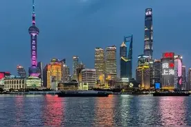 中美经济差距越拉越大，中国还能在2028年超越美国吗？图片