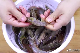 原来剥虾仁这么简单，学会这个小技巧，虾壳轻松完整脱落，太棒了图片