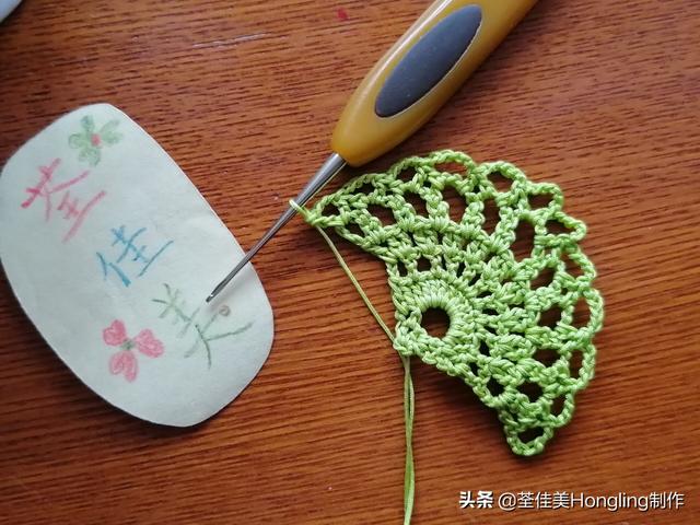 远方喜欢在银杏树下漫步的人,为你钩织了两片银杏叶哟
