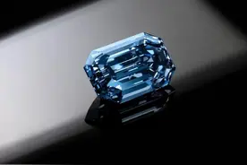 苏富比今晚拍卖史上最大艳彩蓝钻，成交价高达4.5亿元，买家成谜图片