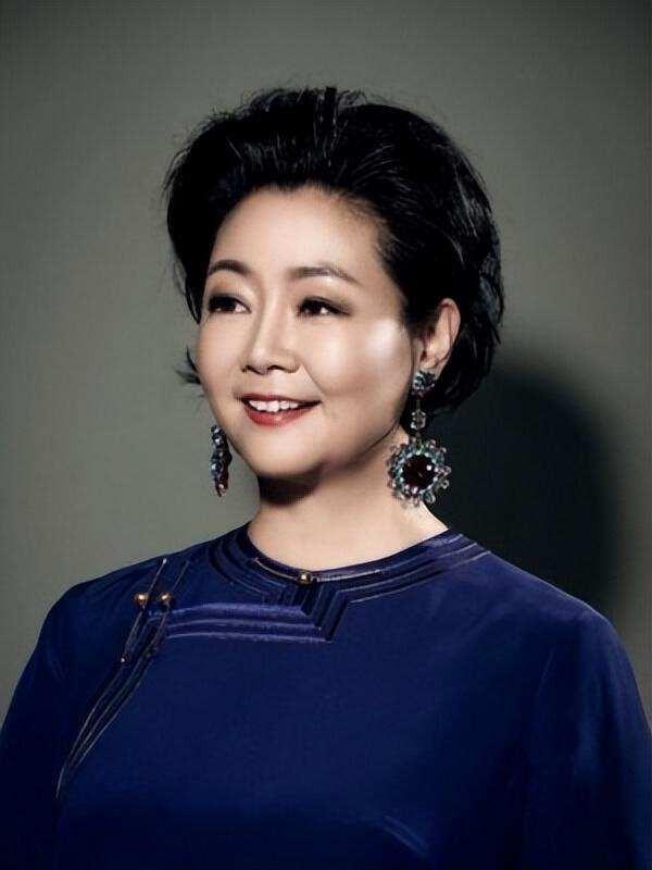 看了54岁萨日娜才明白:只要会打扮,身材发福也有挡不住的贵气