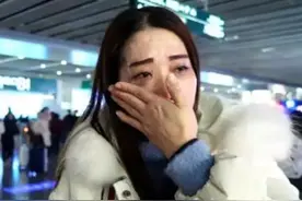 父亲入狱、母亲改嫁，6岁女童靠吃垃圾果腹，31年后才与生父团聚图片