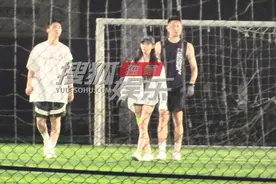 范丞丞与林允买超凌晨一同玩飞盘 球场换衣服秀肌肉图片