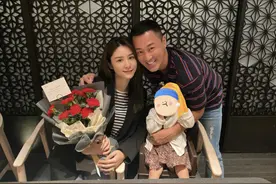 林峯为张馨月庆祝母亲节，与老婆贴脸合影笑容幸福，在线互相示爱图片