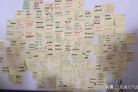 20年没碰英语的我，为了移民学雅思，背的单词贴满了整面墙图片