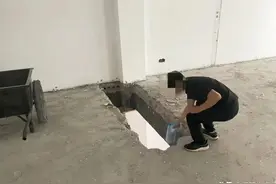 岳阳一男子拆墙打洞，吓坏楼上众邻图片
