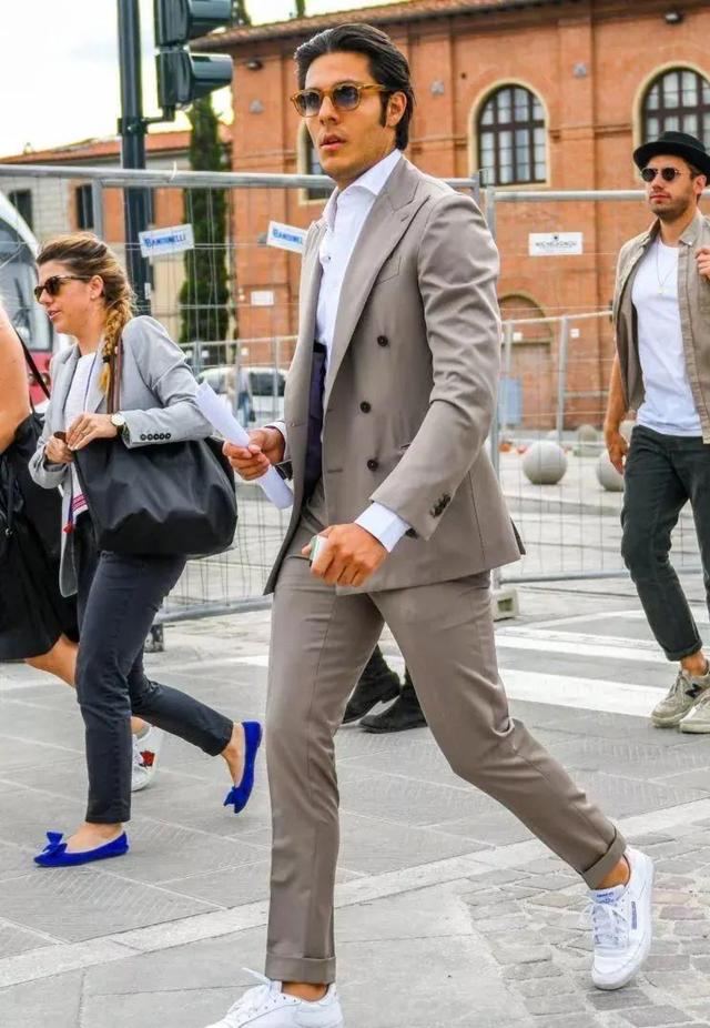 西服配什么鞋子好看男,王一博打破"常规",穿西装配运动鞋亮相活动
