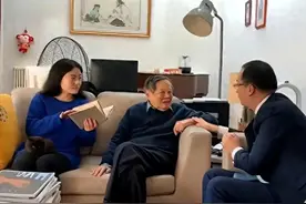 2024年，102岁杨振宁在北京家中留影，头发变黑了，翁帆有些发福图片