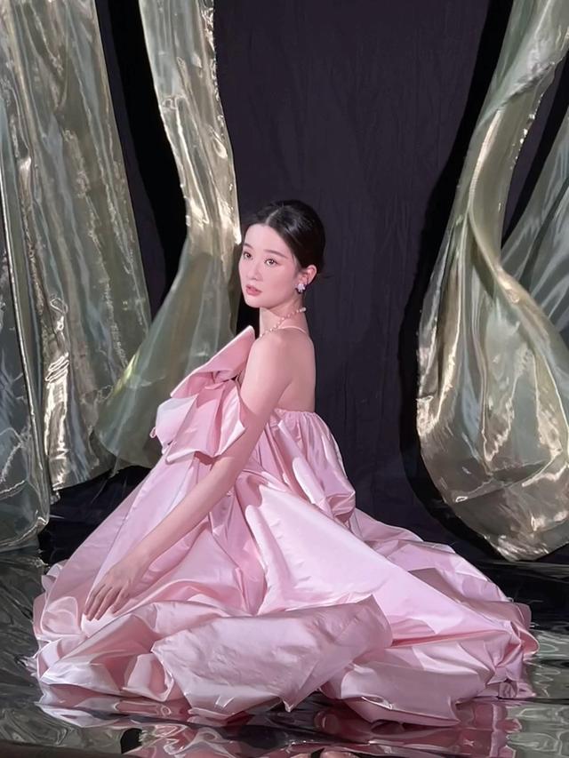 差点没认出这是乔欣,这么显胖的"孕妇裙",她穿上就很高级
