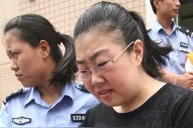 权色交易，以色谋到的官还能继续当吗？图片