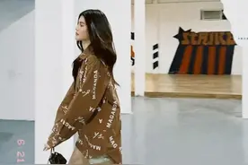 何穗身穿字母衬衣搭短裤长筒靴，一双大长腿比较吸睛，不愧是超模图片