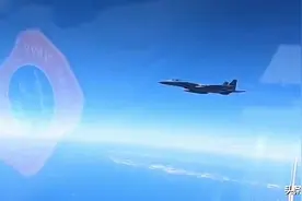 日本战机有多狂，F15逼近百米举不文明手势，换装F35不是敢拦航母图片