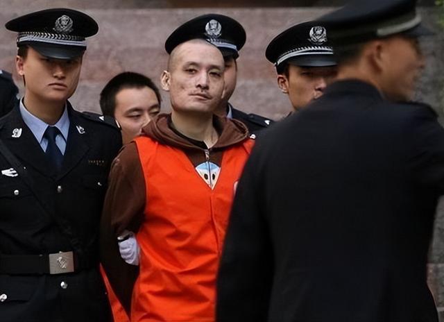 “重庆一姐男宠”罗璇：1米82肌肉发达，被抓后立刻翻脸不认人