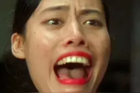 星爷的《功夫》播出已18年，你还记得龅牙珍吗？真人撞脸王祖贤图片