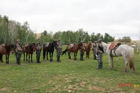 边防官兵穿越“流沙河”，守卫边境安全图片