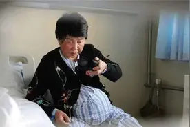 2010年安徽60岁老人生下双胞胎，打工攒下700万，如今怎样了？图片