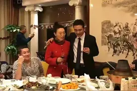 60岁吴琼为女儿办成人礼，与小15岁丈夫全程腻歪，夫妻同框像母子图片