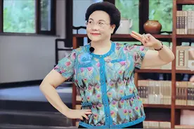 对比庾澄庆妈妈张正芬，才发现东北婆婆章宏，到底对伊能静有多好图片