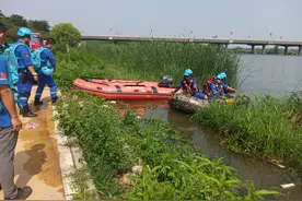 石家庄子龙大桥一小伙落水正在搜救中 丰水季落水事件频发，提示市民野外水域谨慎玩水图片