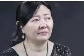 保姆偷走雇主儿子，26年后“良心发现”送回来，亲母怒斥：甩包袱图片