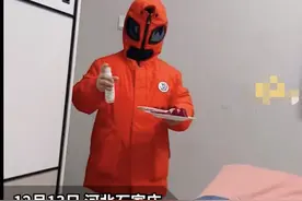 父母都阳性，8岁娃全副武装照顾，仔细一看装扮亮了，网友：小奥特曼图片