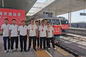 世界首条环沙漠铁路——新疆和若铁路开通运营图片